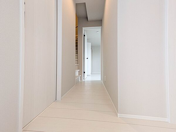 上質感漂う廊下。居住者の帰り、訪れる方を優しく迎え安らぎに満ちた生活空間を予感させます。