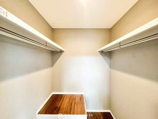 衣類だけでなく大きな荷物も収納でき、お部屋がすっきりします。