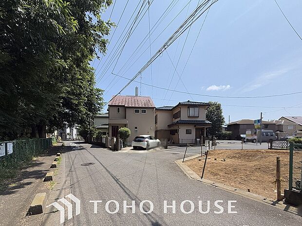 敷地内にカースペース。ゆとりある空間を保っています。