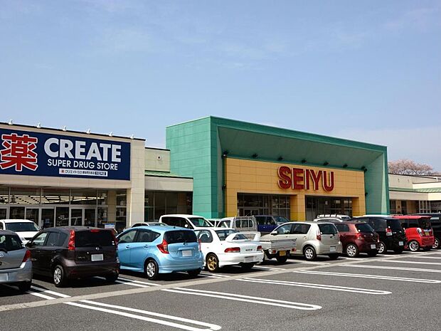 24時間営業が嬉しい、お馴染みのスーパー。駐車場も完備でお車でのご利用にも便利ですね。