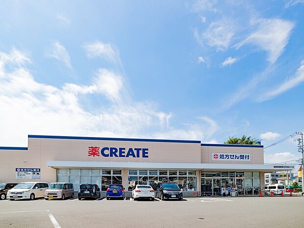 お薬や日用品はもちろん、冷蔵食品・冷凍食品・お酒などをお手ごろ価格で取り揃える頼もしいお店。