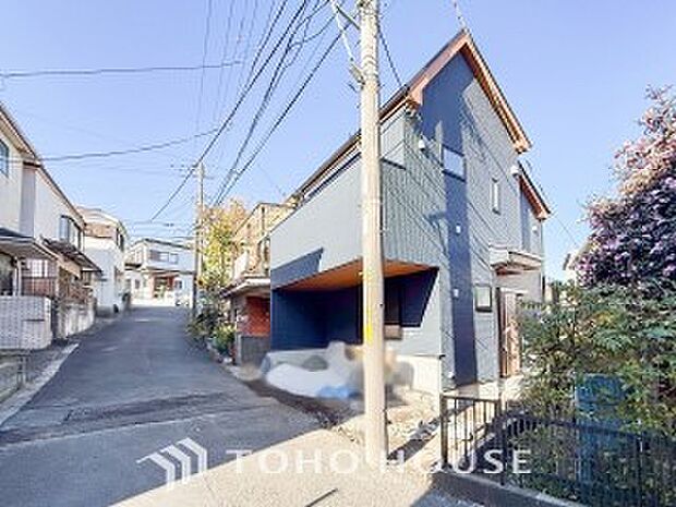 時代の流れに惑わされないシックなカラートーンで街並みに溶け込む外観。