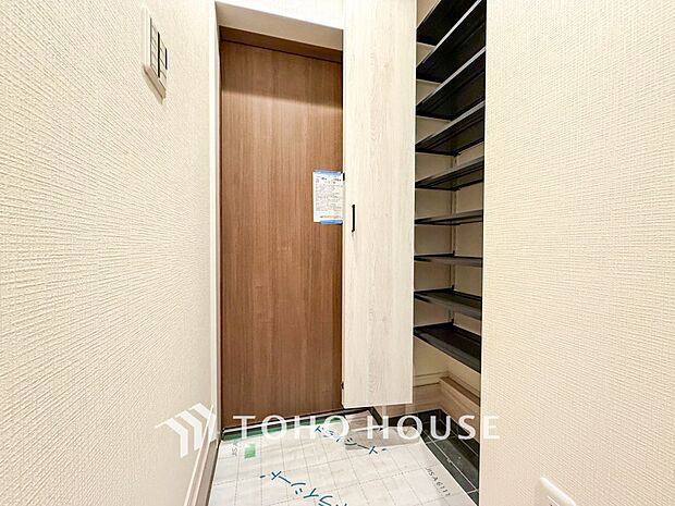 帰り着くたびに洗練されたテイストの空間に迎えられ誇りと喜びを感じる玄関まわりです。