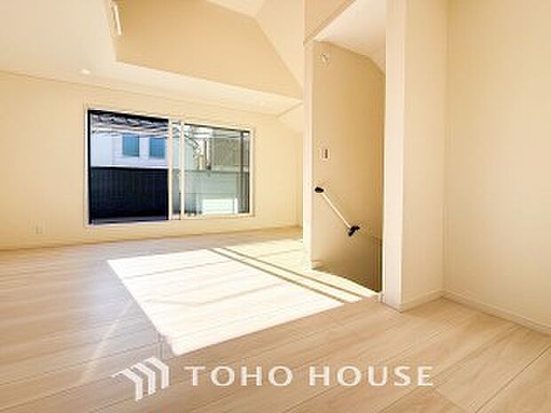 明るく開放的な空間が広がるLDK。室内には豊かな陽光が注ぎ込み、爽やかな住空間を演出。