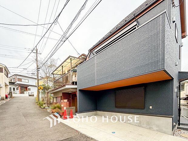 前面道路含む現地写真『快適』は「家」と「街」と「環境」が調和した時に訪れるだと改めて感じさせてくれます。