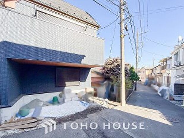 前面道路含む現地写真『快適』は「家」と「街」と「環境」が調和した時に訪れるだと改めて感じさせてくれます。