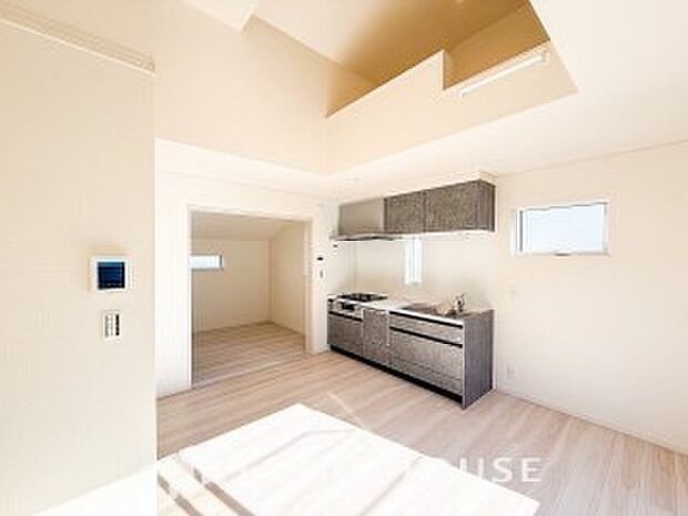 家族と過ごすひと時を溢れる光が優しく包み込むリビングダイニング。