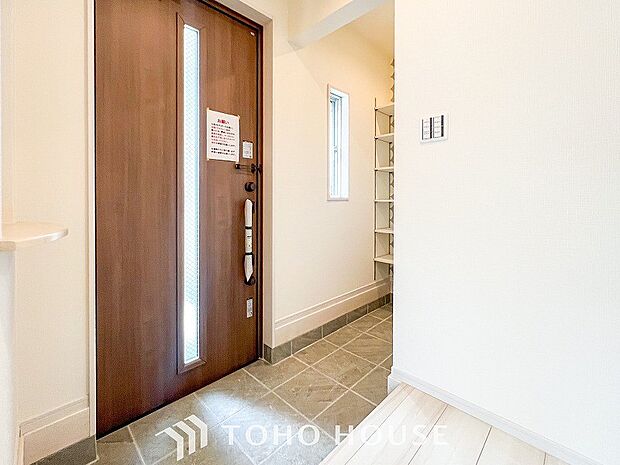 明るくコントラストのある、開放感と清潔感を兼ね備えた玄関。