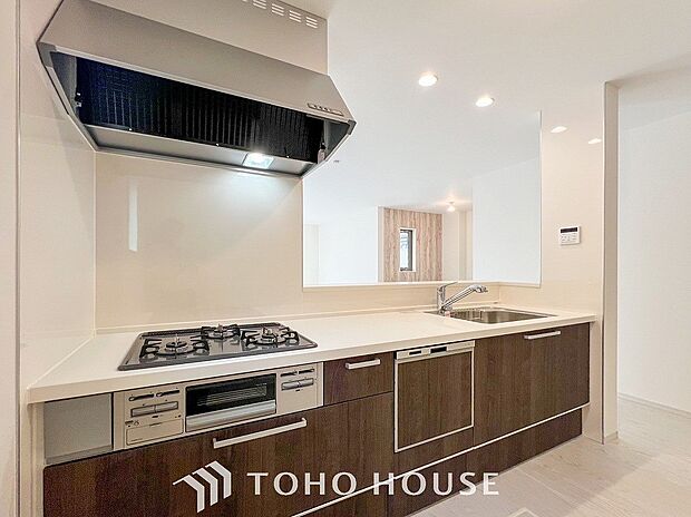 お手入れのしやすいすっきりしたシステムキッチンを採用しました。