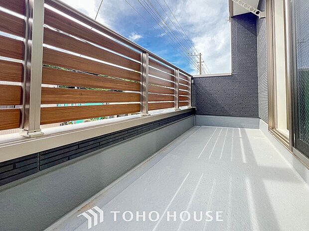 太陽の恵みをたっぷりと受けて、洗濯物も気持ちよく干せそうです。