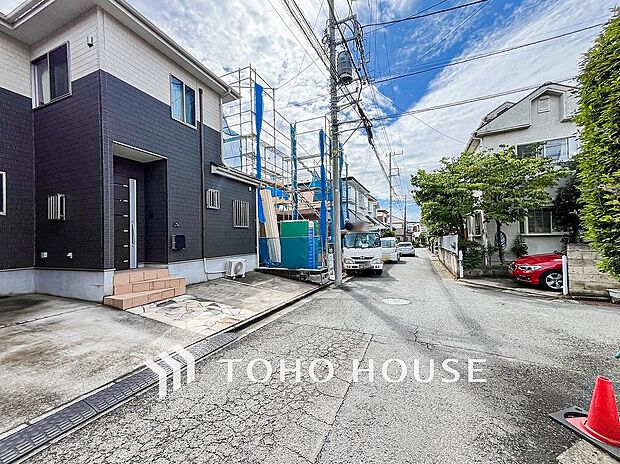 前面道路含む現地写真『快適』は「家」と「街」と「環境」が調和した時に訪れるだと改めて感じさせてくれます。