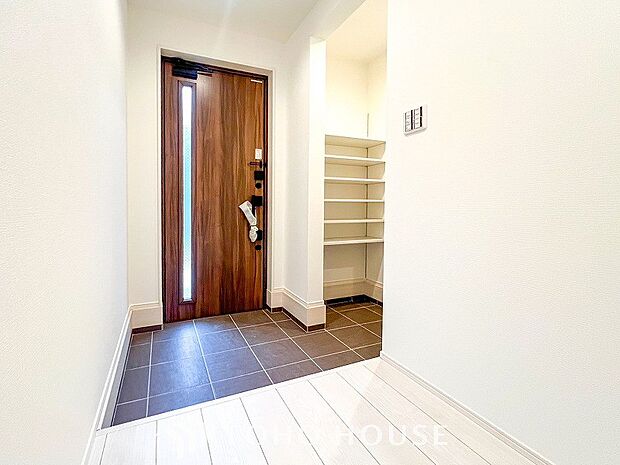 居住者の帰り、訪れる方を優しく迎えてくれる開放感のある玄関。