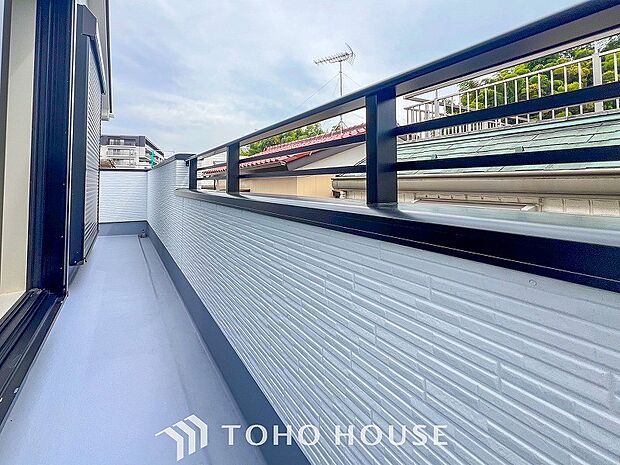 暮らしの中で光と風を演出してくれるバルコニー。