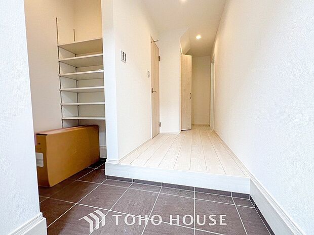 上質感漂う廊下。居住者の帰り、訪れる方を優しく迎え安らぎに満ちた生活空間を予感させます。