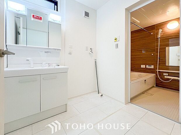 洗濯機を配置しても十分なスペースを確保しております。