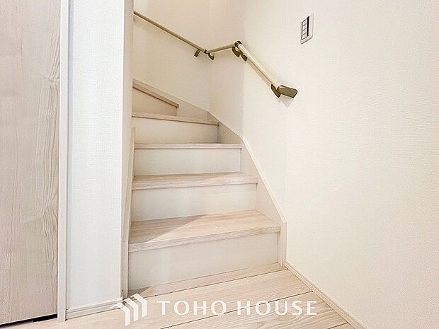 階段にはお子様やお年寄りに安心な手すりをご用意。