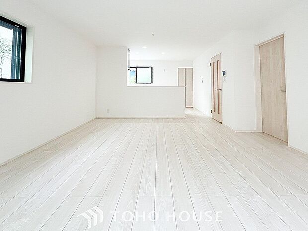 光と風があふれる開放的なリビングダイニングには自然と家族みんなが集まってきます。