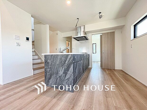 機能的で使い勝手のよさそうなキッチン。明るく清潔感があります。