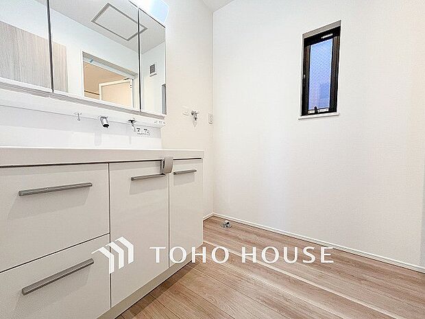 清潔感のあるプライベート空間は、身だしなみチェックや肌のお手入れに最適です。