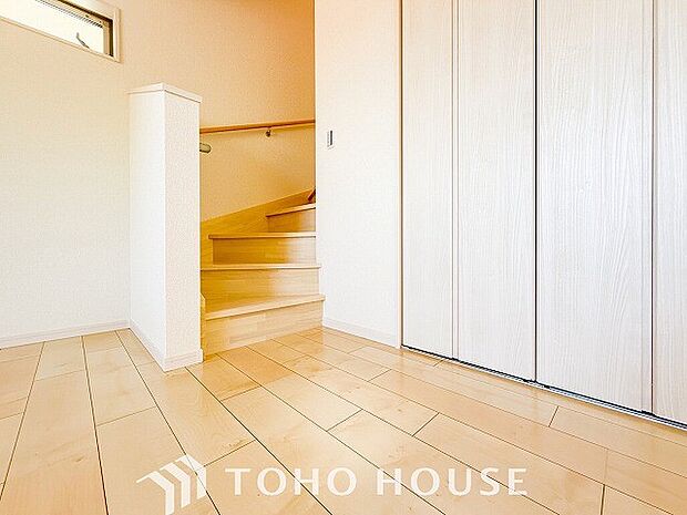 各フロアを結ぶ階段。集いの空間と一人の時間を楽しむプライベートルームをバランスよく繋いでいます。