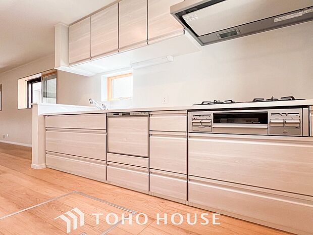 お手入れのしやすいすっきりしたシステムキッチンを採用しました。