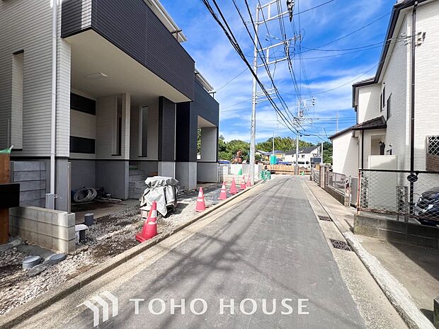 前面道路含む現地写真『快適』は「家」と「街」と「環境」が調和した時に訪れるだと改めて感じさせてくれます。