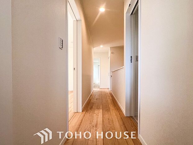 上質感漂う廊下。居住者の帰り、訪れる方を優しく迎える・安らぎに満ちた生活空間を予感させる。