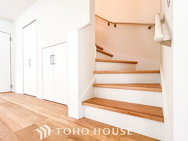 階段にはお子様やお年寄りに安心な手すりをご用意。