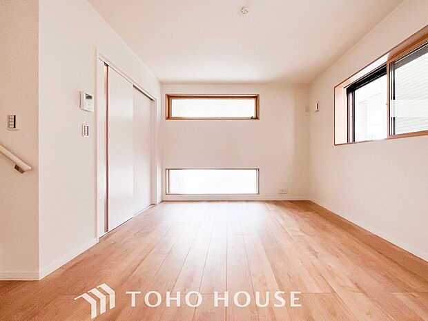 爽やかな色合いのフローリングと清潔感の溢れるクロスが明るい空間を創り出しているリビングダイニング。