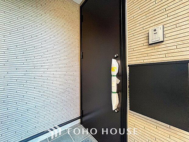 清潔感溢れる玄関がお出迎えする本邸宅の物語は、ここから始まる日常を期待させます。