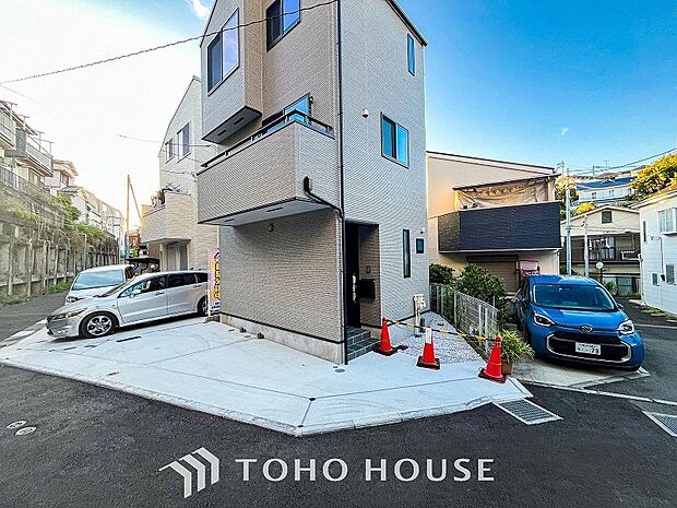 前面道路含む現地写真『快適』は「家」と「街」と「環境」が調和した時に訪れるだと改めて感じさせてくれます。