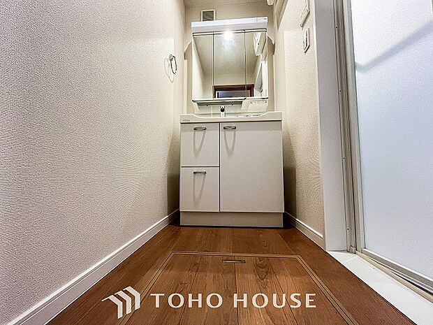 落ち着いた空間を演出するカラーと、ゆったりお使い頂ける広さが魅力のパウダールーム。