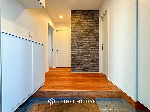 帰り着くたびに洗練されたテイストの空間に迎えられ誇りと喜びを感じる玄関まわりです。