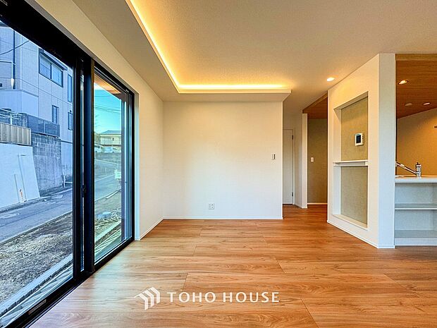 爽やかな色合いのフローリングと清潔感の溢れるクロスが明るい空間を創り出しているリビングダイニング。