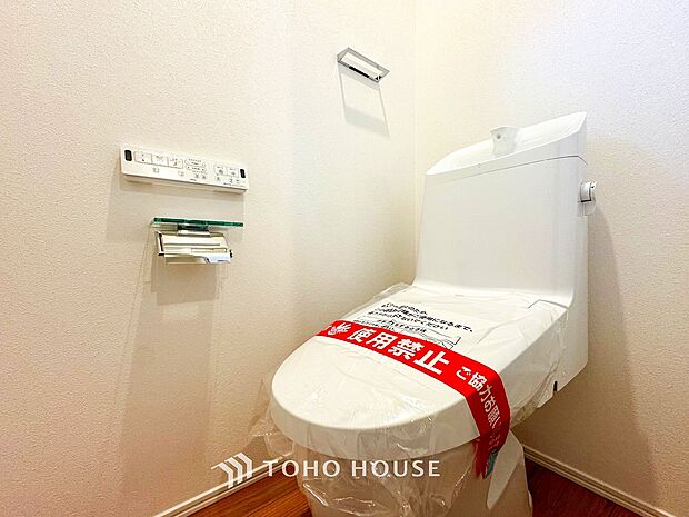 換気と明るさに配慮した清潔感溢れるトイレ。落ち着いた空間で安らぎのひとときをお過ごしいただけます。