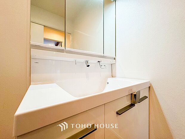 洗面台・洗面所十分な大きさの洗面台は、朝の慌ただしい時間でも余裕とゆとりを感じて頂けます。