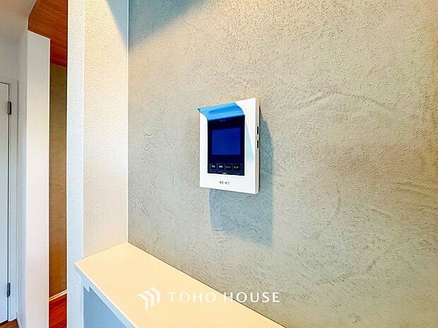 誰が来てもわかる様にモニター付きインターホンを設置。