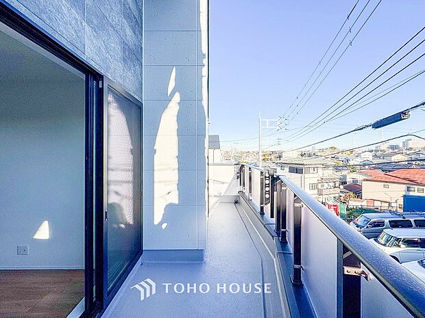 暮らしの中で光と風を演出してくれるバルコニー。のびかな景観も眺めることができます。