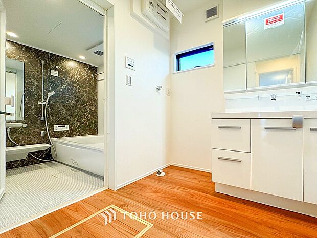 清潔感のあるプライベート空間は、身だしなみチェックや肌のお手入れに最適です。