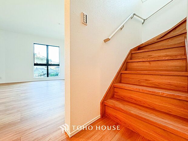 各フロアを結ぶ階段。集いの空間と一人の時間を楽しむプライベートルームをバランスよく繋いでいます。