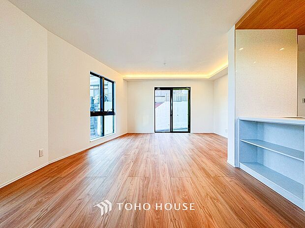 忙しい朝でも、しっかり家族が揃って食事をして頂けるゆとりある大きさのダイニングスペース。