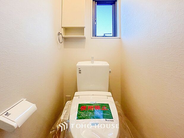 換気と明るさに配慮した清潔感溢れるトイレ。落ち着いた空間で安らぎのひとときをお過ごしいただけます。