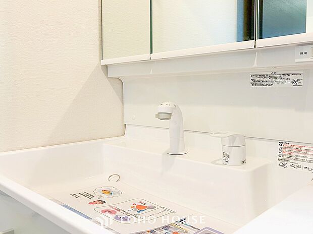 洗面台・洗面所十分な大きさの洗面台は、朝の慌ただしい時間でも余裕とゆとりを感じて頂けます。