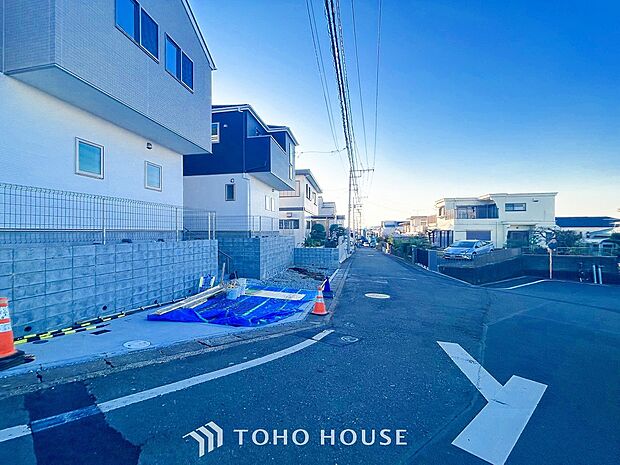 前面道路含む現地写真『快適』は「家」と「街」と「環境」が調和した時に訪れるだと改めて感じさせてくれます。