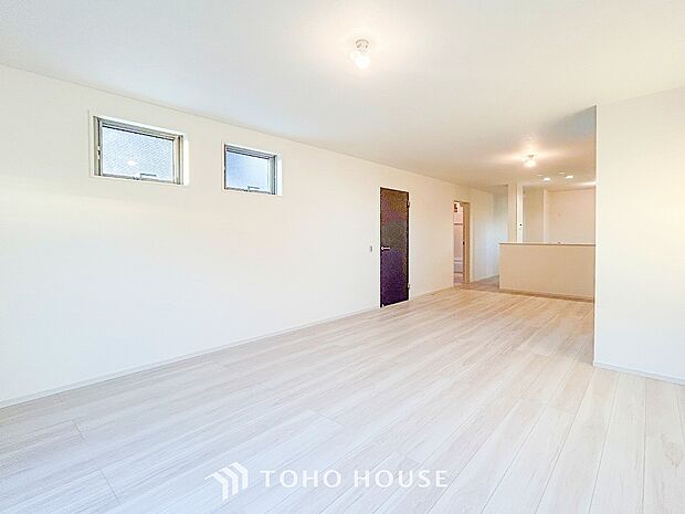 忙しい朝でも、しっかり家族が揃って食事をして頂けるゆとりある大きさのダイニングスペース。