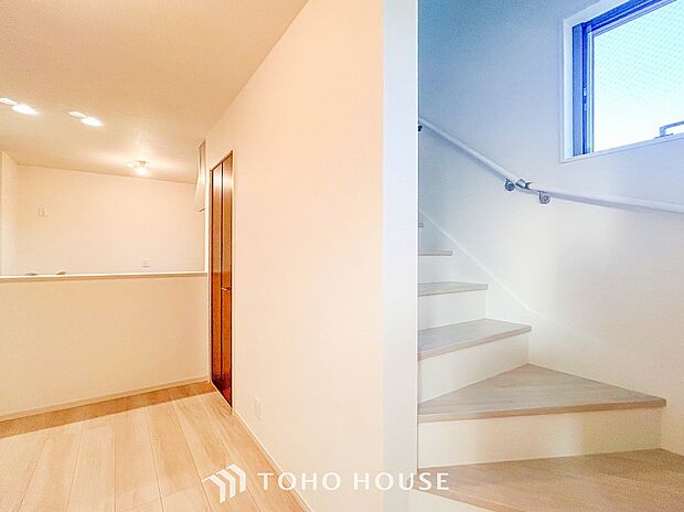 上質感漂う廊下。居住者の帰り、訪れる方を優しく迎え安らぎに満ちた生活空間を予感させます。