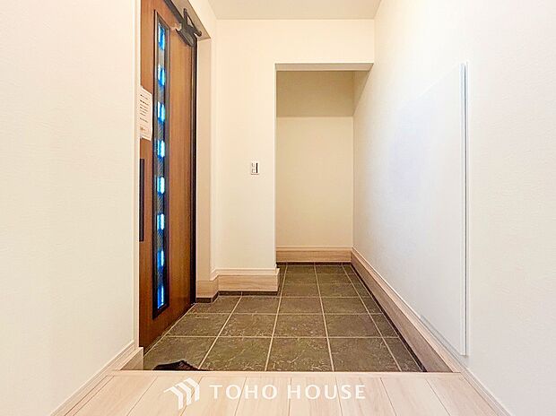 居住者の帰り、訪れる方を優しく迎えてくれる開放感のある玄関。