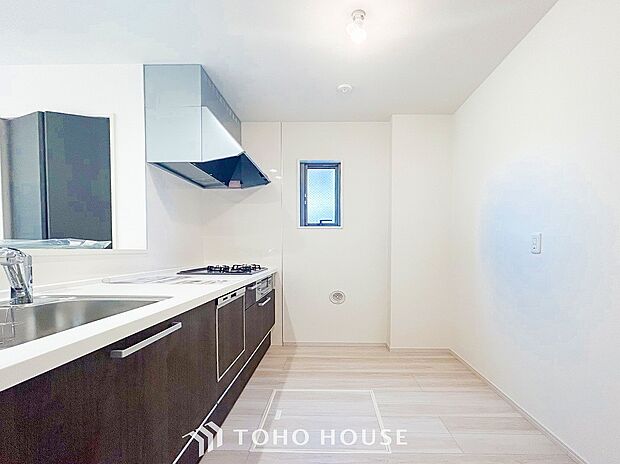 リビング全体が見渡せる配置がされ、ご家族との会話を楽しみながらお料理できます。