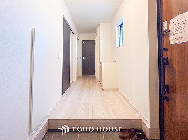 上質感漂う廊下。居住者の帰り、訪れる方を優しく迎え安らぎに満ちた生活空間を予感させます。