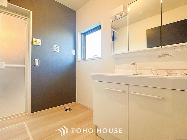 洗濯機を配置しても十分なスペースを確保しております。